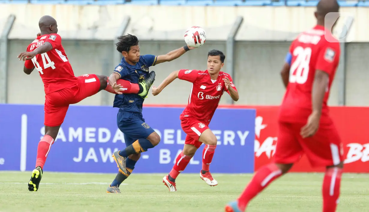 Pemain Persik Kediri, Onorionde Kughegbe melanggar pemain Persela Lamongan dalam pertandingan Babak Penyisihan Grup C Piala Menpora 2021 di Stadion Si Jalak Harupat, Bandung. Rabu (7/4/2021). Persela Lamongan bermain imbang atas Persik Kediri 2-2. (Bola.com/Ikhwan Yanuar)