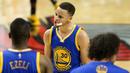 Stephen Curry (30) saat merayakan kemenangan bersama rekan-rekannya usai menekuk Portland Trail Blazers 132-125 di Moda Center, Rose Quarter, Portland, (9/5/2016). (Mandatory Credit: Jaime Valdez-USA TODAY Sports)