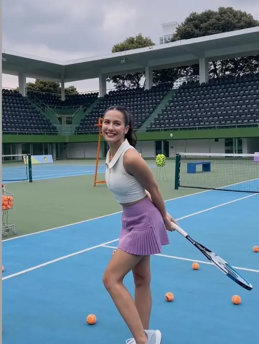 Mengenakan baju tenis dengan padanan crop putih, rok berwarna ungu, dan tatanan high ponytail, penampilannya yang tetap cantik saat olahraga  kerap mencuri perhatian. @pevpearce.