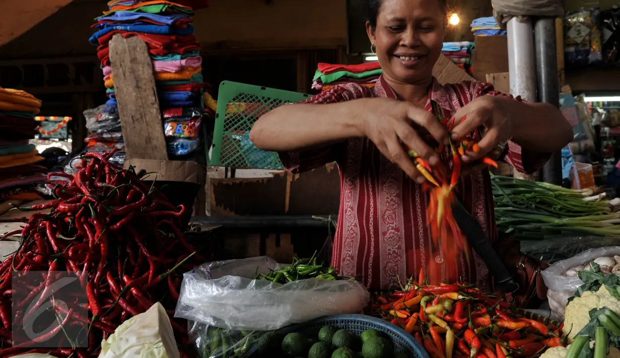 Pedagang menjajakan cabai dagangannya di Pasar Kebayoran Lama, Jakarta, Kamis (27/8/2015). Naiknya harga kebutuhan pokok membuat pembeli mengurangi pembelian bahan makanan hingga menyebabkan daya beli masyarakat turun. (Liputan6.com/Johan Tallo)