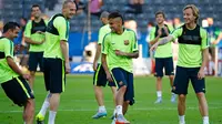Neymar, Xavi, Jeremy Mathieu dan Ivan Rakitic tertawa saat melakukan sesi latihan di Olympiastadion Berlin, Jerman (5/6/2015). Barcelona akan menghadapi Juventus di Final Liga Champions. (Reuters/Kai Pfaffenbach)