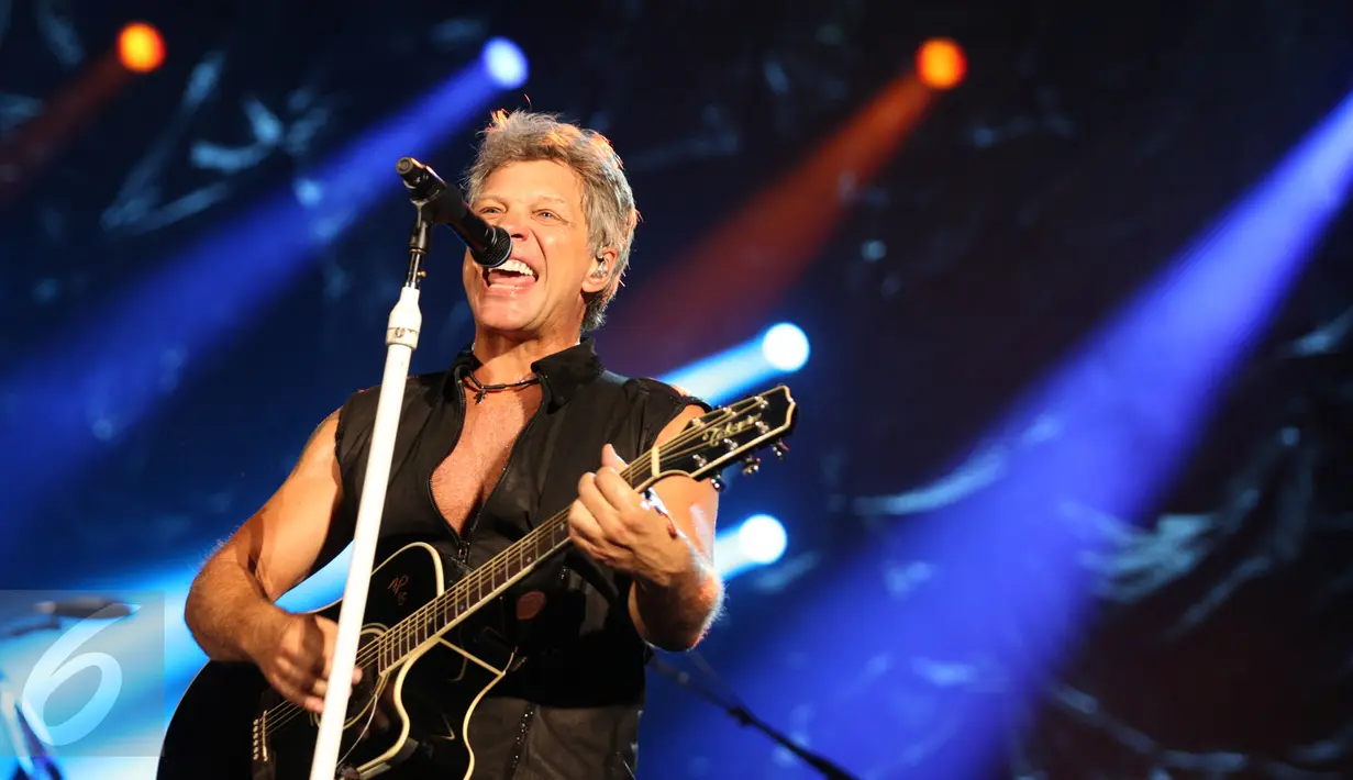 Aksi Bon Jovi di depan 40 ribu penonton yang memadati Stadion Utama Gelora Bung Karno (SUGBK), Jakarta, Jumat (11/9/2015). Bon Jovi membayar kerinduan penggemarnya di Indonesia dengan aksi yang memukau. (Liputan6.com/Faizal Fanani)