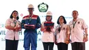 Dirut Pertamina Hulu Energi, Meidawati (kiri) berfoto bersama perwakilan karyawan saat Seremoni Serah Terima Alih Kelola Wilayah Kerja Jambi Merang di Sungai Kenawang Gas Plant, Sumatera Selatan, Sabtu (9/2). (Liputan6.com/Helmi Fithriansyah)