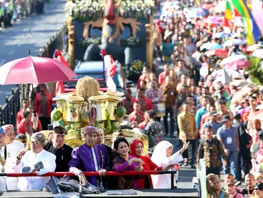 Presiden Joko Widodo (Jokowi) dan Ibu Negara, Iriana Joko Widodo menaiki kendaraan hias berbentuk kepala burung garuda yang diberi nama Kereta Pancasila pada Karnaval Kemerdekaan Pesona Parahyangan 2017 di Bandung, Sabtu (26/8). (Liputan6.com/Johan Tallo)