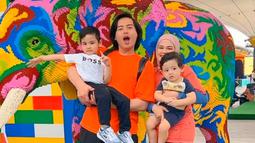 Seru liburan bareng, keluarga selebriti yang kerap tampil kompak ini menunjukan momen kebersamaannya yang seru. Liburan ke berbagai tempat bermain di Singapura, kedua buah hatinya pun terlihat sangat menikmati momen liburannya tersebut. (Liputan6.com/IG/@rogerojey)