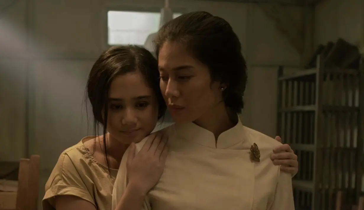 “Berbicara soal pengantin, memakai baju putih ke acara pernikahan adalah sebuah statement yang cukup tegas, dan kami memakai momen pernikahan Raja sebagai titik balik dalam hidup Dasiyah,” katanya. [@hagaipakan]