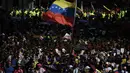 Orang-orang menghadiri unjuk rasa dukungan untuk mantan Presiden Venezuela Nicolas Maduro dan istrinya Cilia Flores di Caracas pada 6 Januari 2026. Pemimpin sementara Venezuela, Delcy Rodriguez, mengumumkan masa berkabung nasional selama tujuh hari pada Selasa (6/1/2026). (Federico PARRA/AFP)