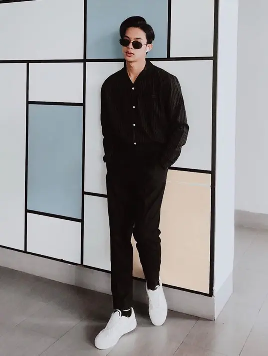 Bukan hanya jago dibidang musik dan punya suara merdu, penampilan suami aktris cantik Dinda Hauw ini banyak digemari fansnya. Tampil serba hitam, tak sedikit yang memuji selera fashion pria asal Manado ini.(Liputan6.com/IG/@rey_mbayang)