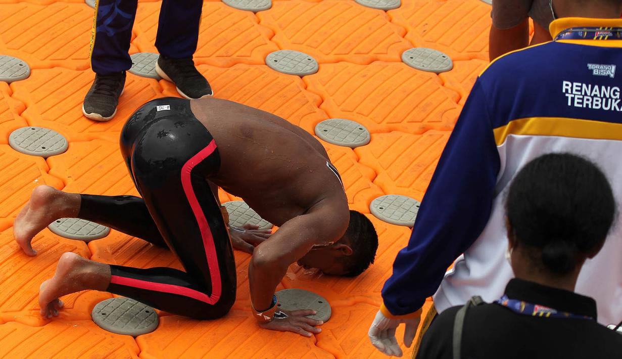 Aflah Fadlan Prawira atlet Renang Perairan Terbuka Putra 10 km Jawa Barat melakukan sujud syukur usai laga PON XX Papua di Teluk Yos Sudarso Jayapura, Selasa (05/10/2021). (Foto PB PON XX/Ardy Alvez)