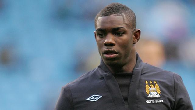 Micah Richards menuju pintu keluar City