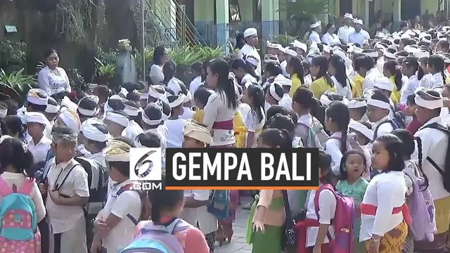Ratusan siswa SD di Denpasar Bali dikejutkan getaran keras gempa Selasa (16/7) pagi. Mereka berhamburan keluar dari ruangan kelas untuk menyelamatkan diri.