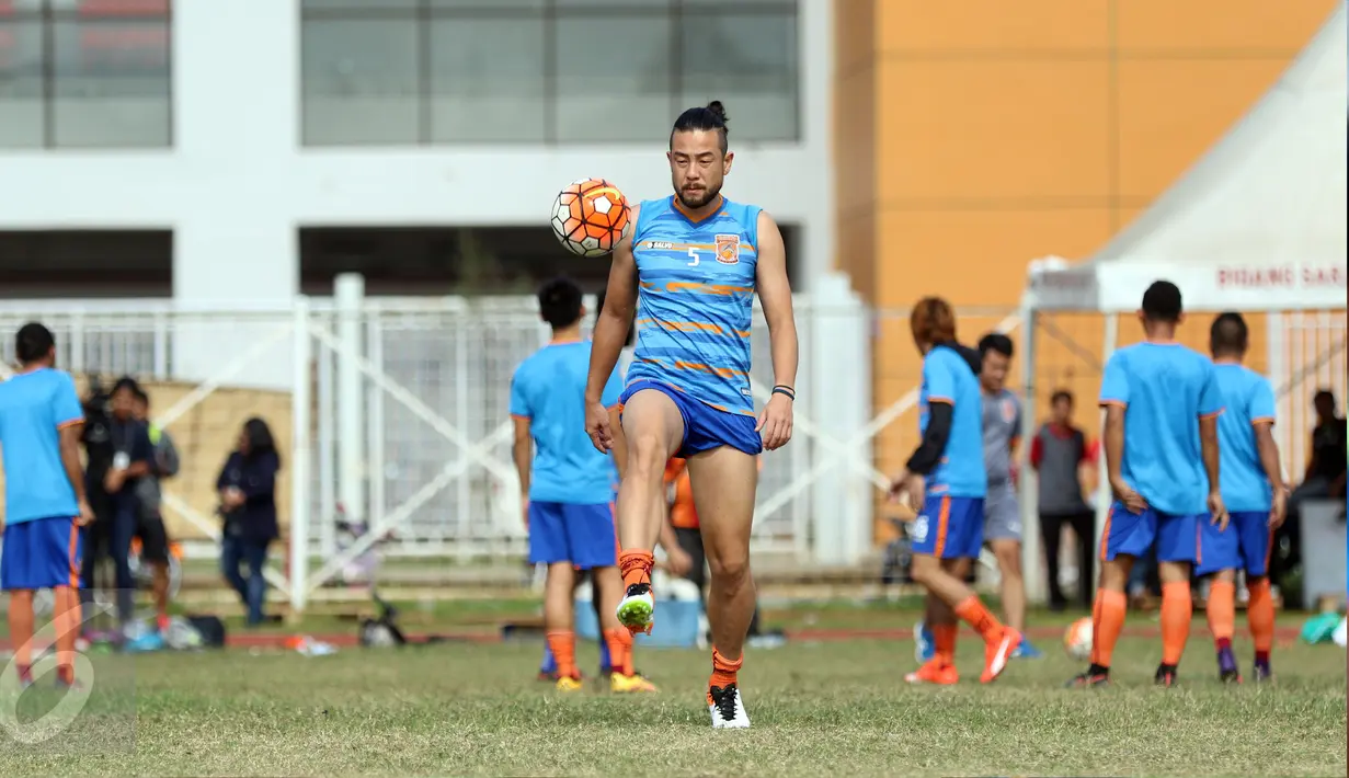 Bek PBFC, Yamashita Kunhiro memainkan bola di sela-sela latihan di lapangan atletik Stadion Pakansari, Kab Bogor, Jumat (10/3). PBFC akan melakoni laga final Piala Presiden 2017 melawan Arema FC pada Minggu (12/3). (Liputan6.com/Helmi Fithriansyah)
