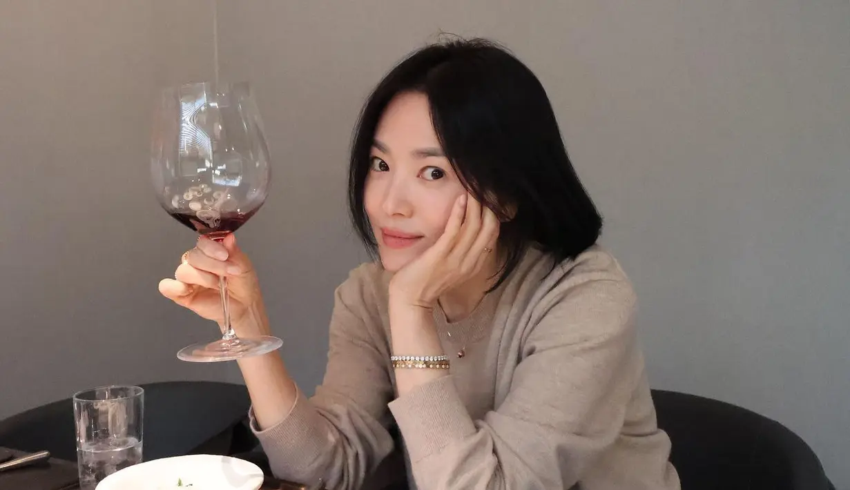 <p>Song Hye Kyo tampil sederhana saat merayakan ulang tahunnya dengan makan malam bersama Suzy. (Foto: Instagram/ kyo1122)</p>