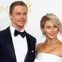 Julianne dan Derek Hough (via sheknows.com)