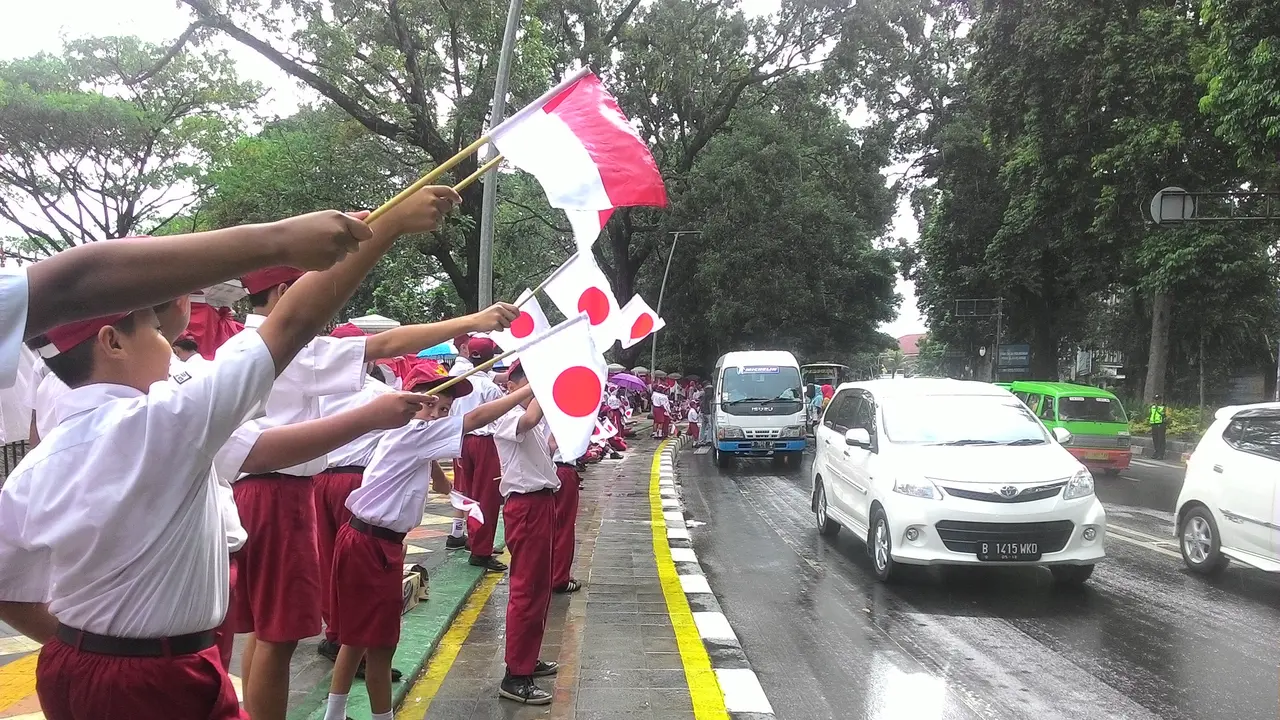 Warga Kota Bogor antusias menyambut kedatangan Perdana Menteri (PM) Jepang Shinzo Abe ke Istana Bogor.