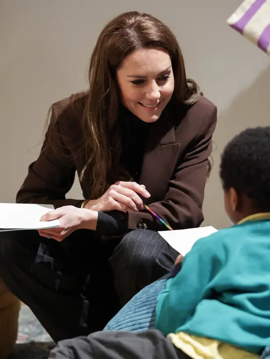 Kate Middleton tampil formal padukan turtleneck dengan blazer cashmere cokelat gelap dan celana stripe [@princesandprincessofwales]
