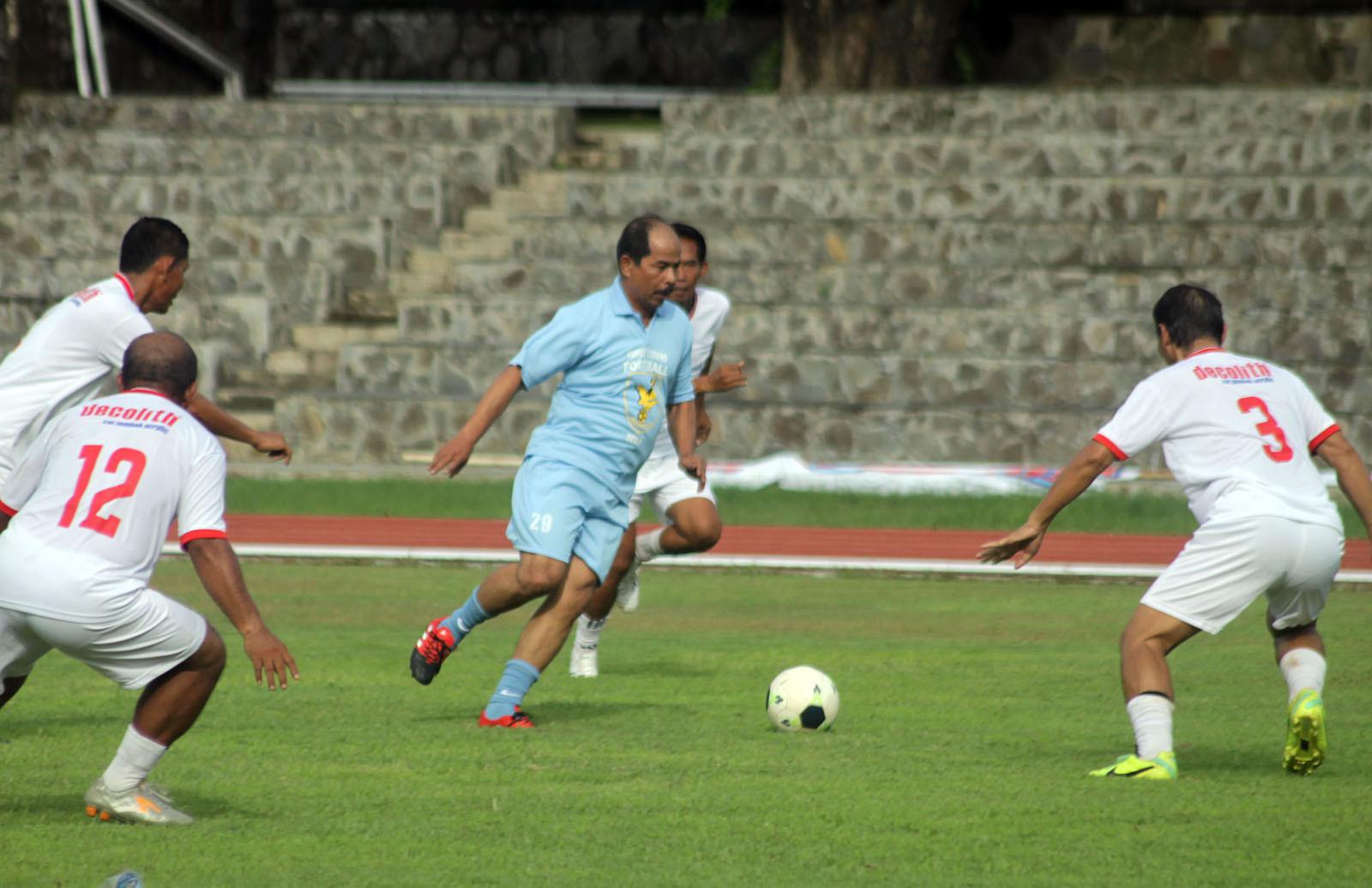 Nasrul Kotto (Arseto) dikepung pemain Warna Agung dalam laga persahabatan reuni akbar Arseto di Solo, Sabtu (18/11/2017). (Bola.com/Ronald Seger Prabowo)