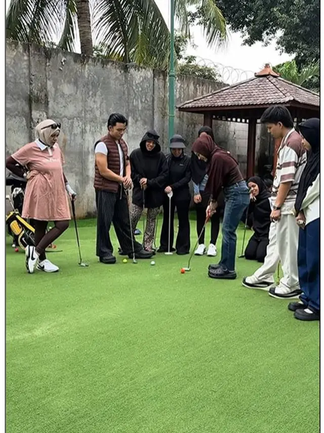 6 Potret Aurel Hermansyah Latihan Main Golf, Diajari Mertua dan Ipar Halilintar