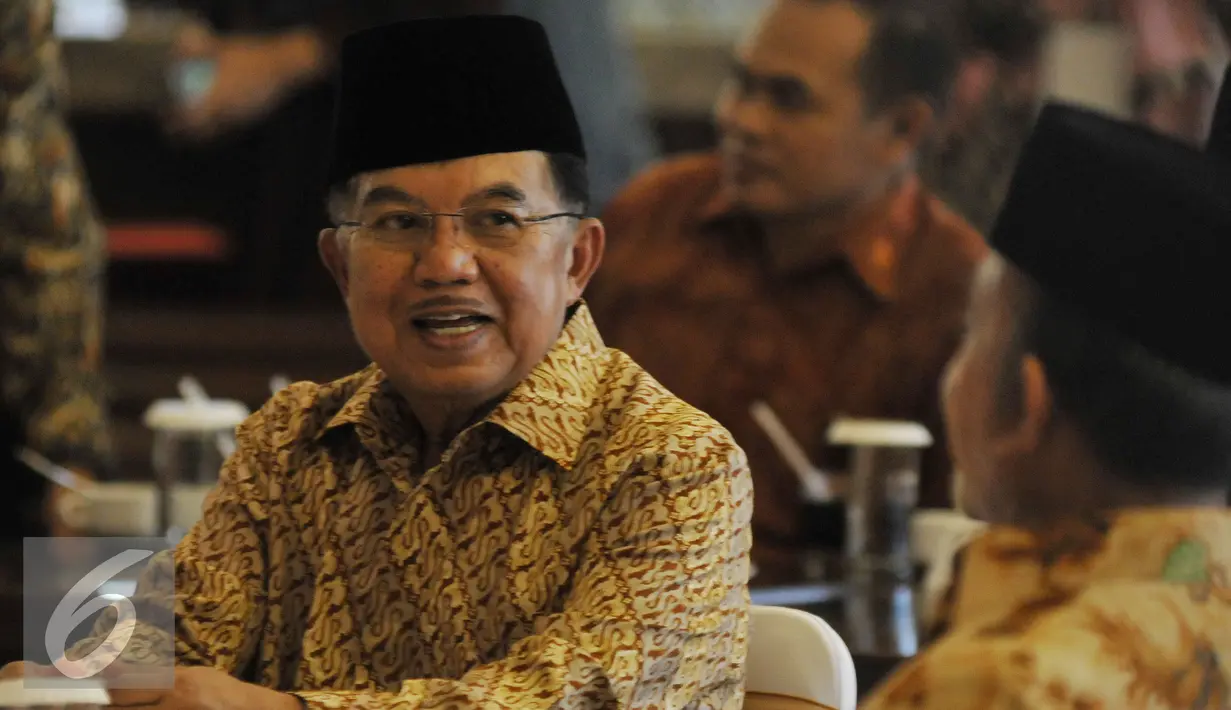 Wapres RI Jusuf Kalla saat menghadiri buka puasa bersama Masyarakat Sulawesi Barat di Jakarta, Kamis (16/6). Buka puasa dihadiri Pemerintah Provinsi Sulawesi Barat berserta tokoh Masyarakat Mandar di Jakarta.(Liputan6.com/JohanTallo)