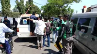 Puluhan pengemudi ojek online antarkan Yusuf Supendi ke pemakaman. (Liputan6.com/Ady Anugrahadi)