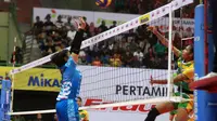 Tim putri Gresik Petrokimia menang 3-2 atas Jakarta PGN Popsivo Polwan pada hari kedua seri pertama Proliga 2018. (Bola.com/Ronald Seger)