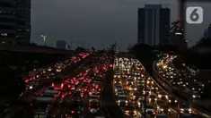 Kendaraan terjebak kemacetan di Pancoran, Jakarta, Kamis (21/4/2022). Kemacetan tersebut dikarenakan banyaknya (peningkatan volume) kendaraan di jalan di sekitar jam berbuka puasa. (Liputan6.com/Johan Tallo)