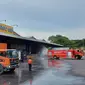 Seluruh kawasan Terminal Kargo, dilakukan disinfeksi dengan menyemprotkan cairan desinfektan di area yang banyak terdapat aktivitas pekerja. (Pramita Tristiawati/Liputan6.com)