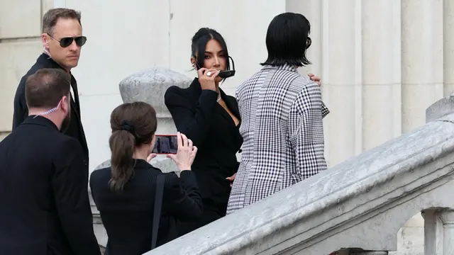 Tiba di Paris, Kim Kardashian Jadi Saksi Sidang Kasus Perampokan yang Menimpanya