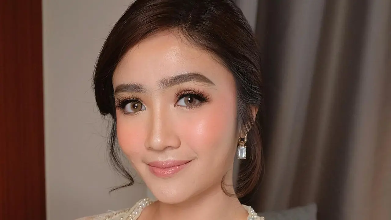 Febby Rastanty pakai kebaya putih (Instagram/febbyrastanty)