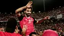 Pemain timnas Mesir, Mohamed Salah merayakan kemenangan timnya atas Kongo dalam pertandingan Kualifikasi Piala Dunia 2018 zona Afrika di Stadion Borg el-Arab, Minggu (8/10). Mesir menang 2-1 berkat dua gol dari Salah. (AP/Nariman El-Mofty)
