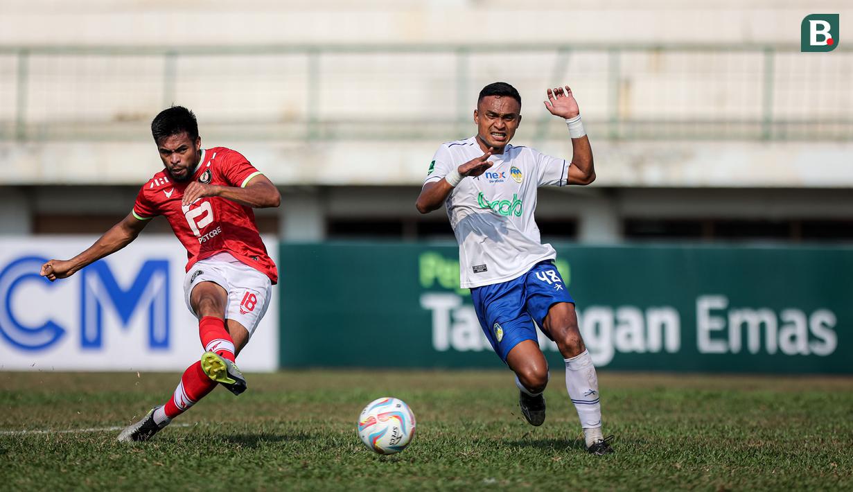 <p>Pemain FC Bekasi City, Saldi (kiri) mencetak gol pertama timnya ke gawang PSIM Yogyakarta pada laga lanjutan Grup B Pegadaian Liga 2 2023/2024 antara FC Bekasi City melawan PSIM Yogyakarta di Stadion Singaperbangsa, Kabupaten Karawang, Jawa Barat, Senin (06/11/2023). (Bola.com/Bagaskara Lazuardi)</p>