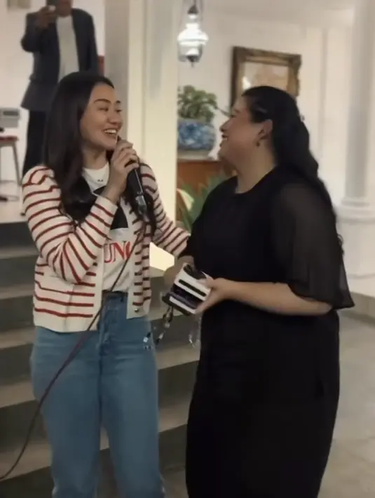 Kaos bergambar depan tersebut dipadukan crop top lengan panjang knitwear warna putih bergaris merah serta celana panjang denimnya. [@aaliyah.massaid]