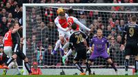 Striker Arsenal, Danny Welbeck, saat mencetak gol ke gawang Leicester City di menit akhir dalam laga Liga Inggris di Stadion Emirates, London, Minggu (14/2/2016). (AFP/Glyn Kirk)