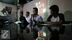 Direktur LBH Jakarta, Algiffari Aqsa memberi keterangan saat jumpa pers di kantor LBH, Jakarta, Minggu (30/10). Dalam keterangan persnya, para aktivis mendesak Presiden Jokowi untuk segera mengungkap dokumen terkait kasus munir. (Liputan6.com/Johan Tallo)