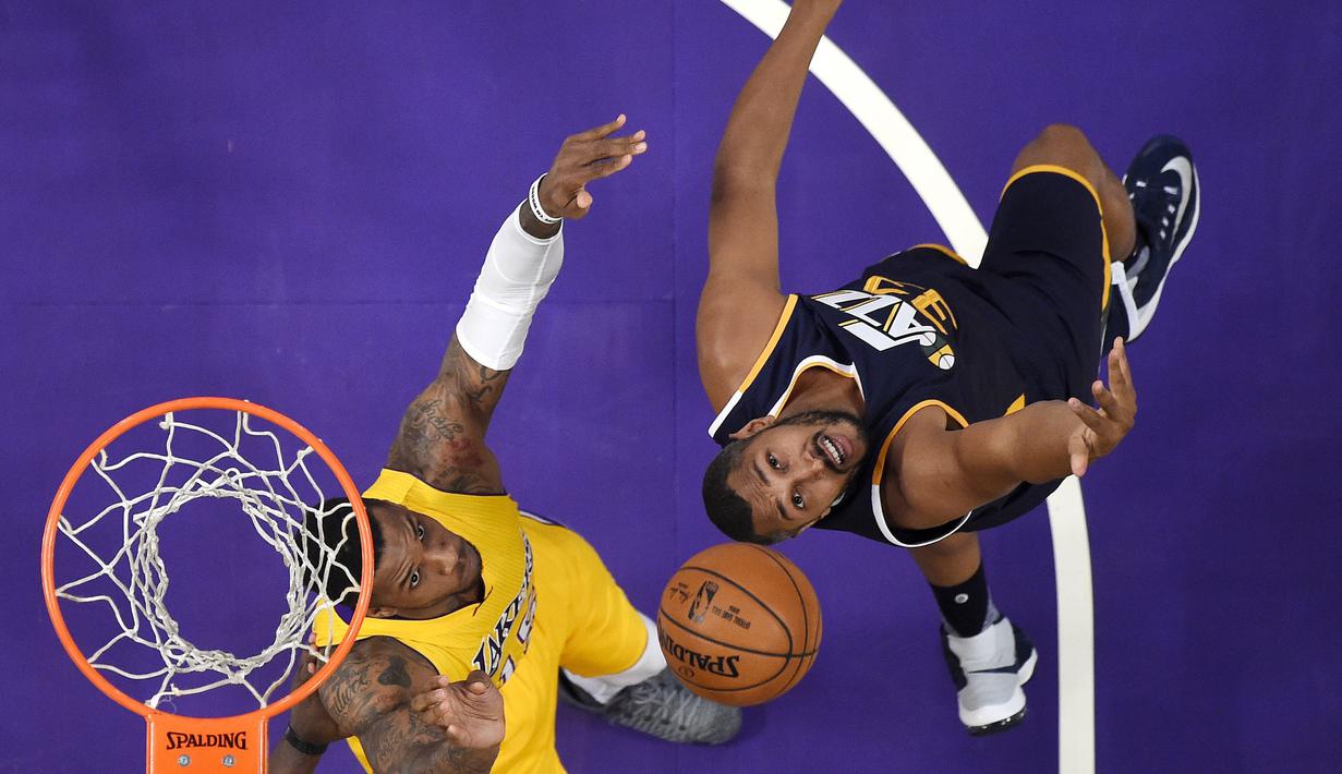 Pemain Utah Jazz,  Boris Diaw (kanan) berduel dengan pemain Los Angeles Lakers, Thomas Robinson pada laga NBA basketball game di Los Angeles, (27/12/2016).  (AP/Mark J. Terrill)