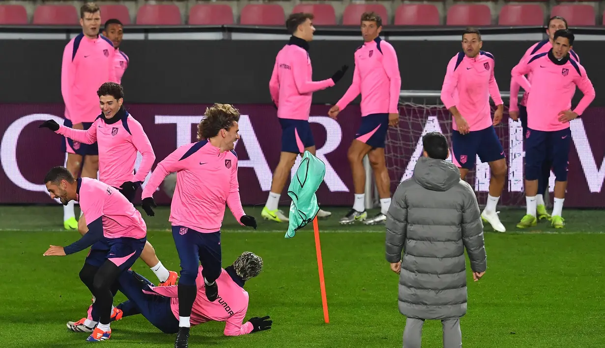 Performa Los Rojiblancos di fase League Liga Champions 2024/2025 belum cukup konsisten, bahkan mereka sudah mengalami dua kali kekalahan. (Michal Cizek/AFP)