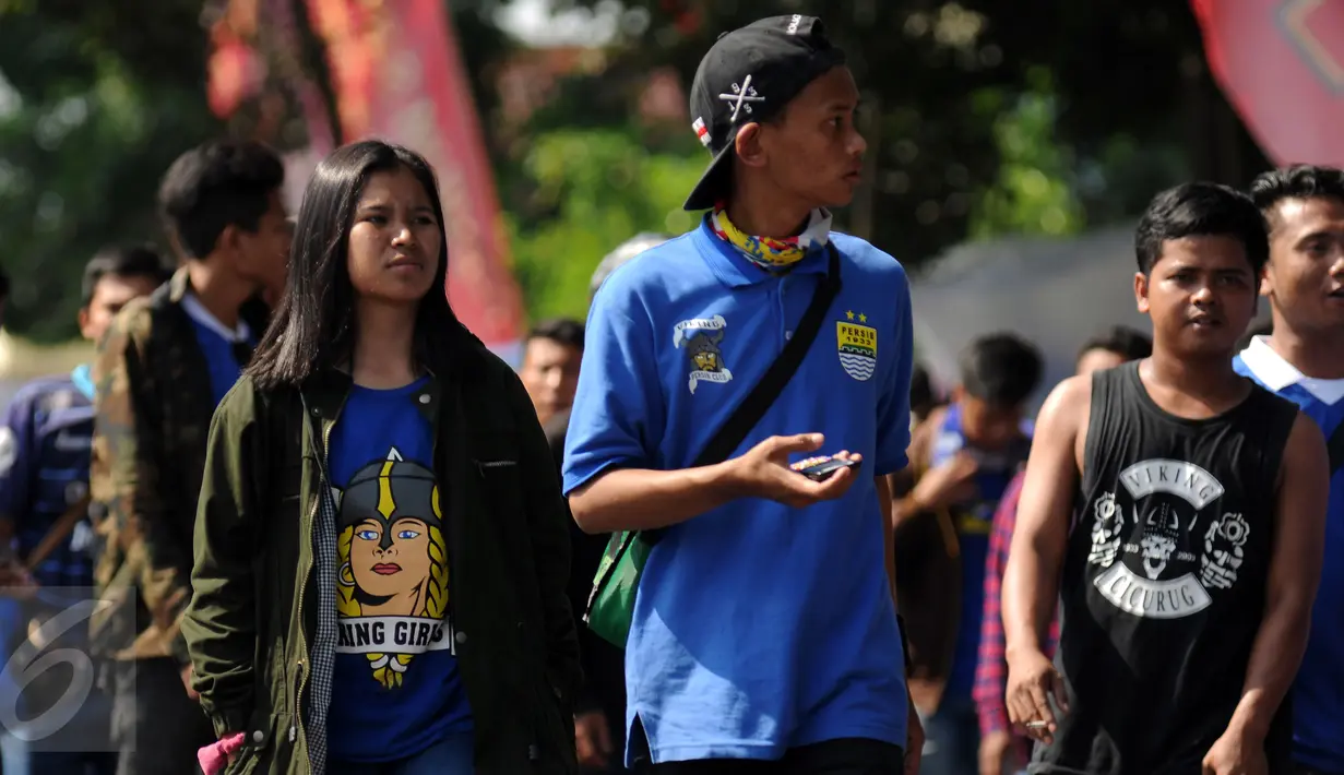 Suporter wanita Persib berjalan menuju Stadion Galuh Ciamis, Minggu (10/4/2016). Persib Bandung akan melakoni laga persahabatan segitiga melawan PSGC Ciamis di Stadion Galuh. (Liputan6.com/Helmi Fithriansyah)