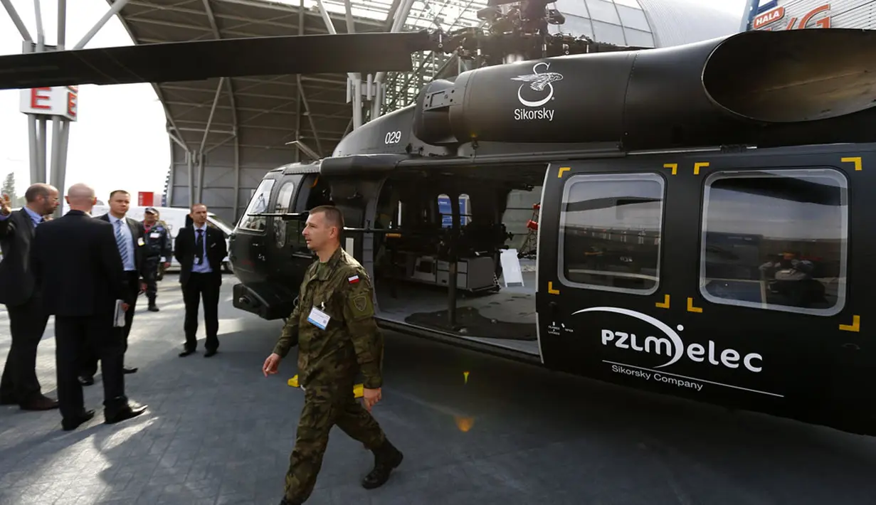 Beberapa orang melihat-lihat helikopter militer Black Hawk S70i buatan Sikorski Polandia PZL Mielec di Kielce, (2/9/2014). (REUTERS/Kacper Pempel)