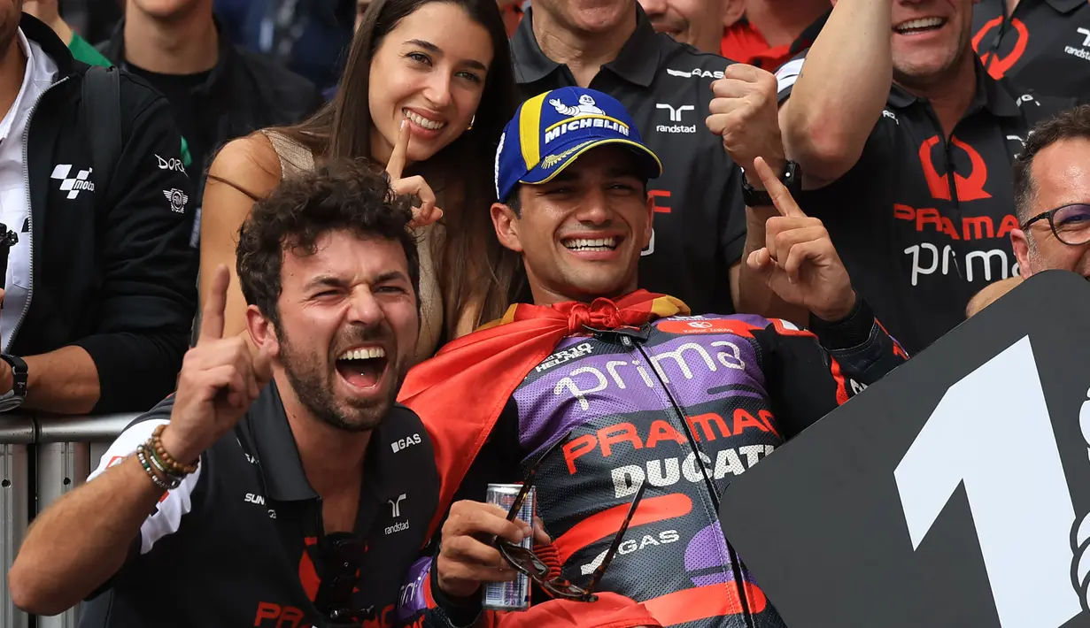 Selebrasi pembalap Ducati asal Spanyol, Jorge Martin bersama timnya merayakan keberhasilan menjuarai balapan utama MotoGP Portugal 2024 di Sirkuit Internasional Algarve, Portimao, Portugal, Minggu (24/3/2024) malam WIB. (AFP/Patricia De Melo Moreira)