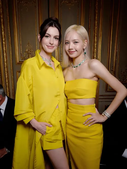 Berbeda dengan Lisa yang dikenal dengan gaya punk-rock glamnya. Lisa juga memiliki sejumlah momen fashion yang menonjol di tahun ini.