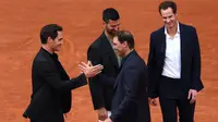 Mantan petenis Swiss, Roger Federer (kiri), berjabat tangan dengan mantan petenis Spanyol, Rafael Nadal, di samping petenis Serbia, Novak Djokovic (tengah), dan pelatih tenis Inggris, Andy Murray (kanan), selama upacara penghormatan karier Rafael Nadal di Lapangan Philippe-Chatrier sebagai bagian dari turnamen tenis Prancis Terbuka di Kompleks Roland-Garros di Paris pada 25 Mei 2025. (Franck FIFE/AFP)