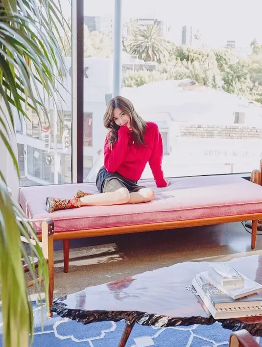 Walaupun sudah satu tahun keluar dari SM Entertainment, akan tetapi idol kelahiran 1 Agustus 1989 ini tidak melupakan SNSD yang sudah membesarkan namanya. (Foto: instagram.com/tiffanyyoungofficial)