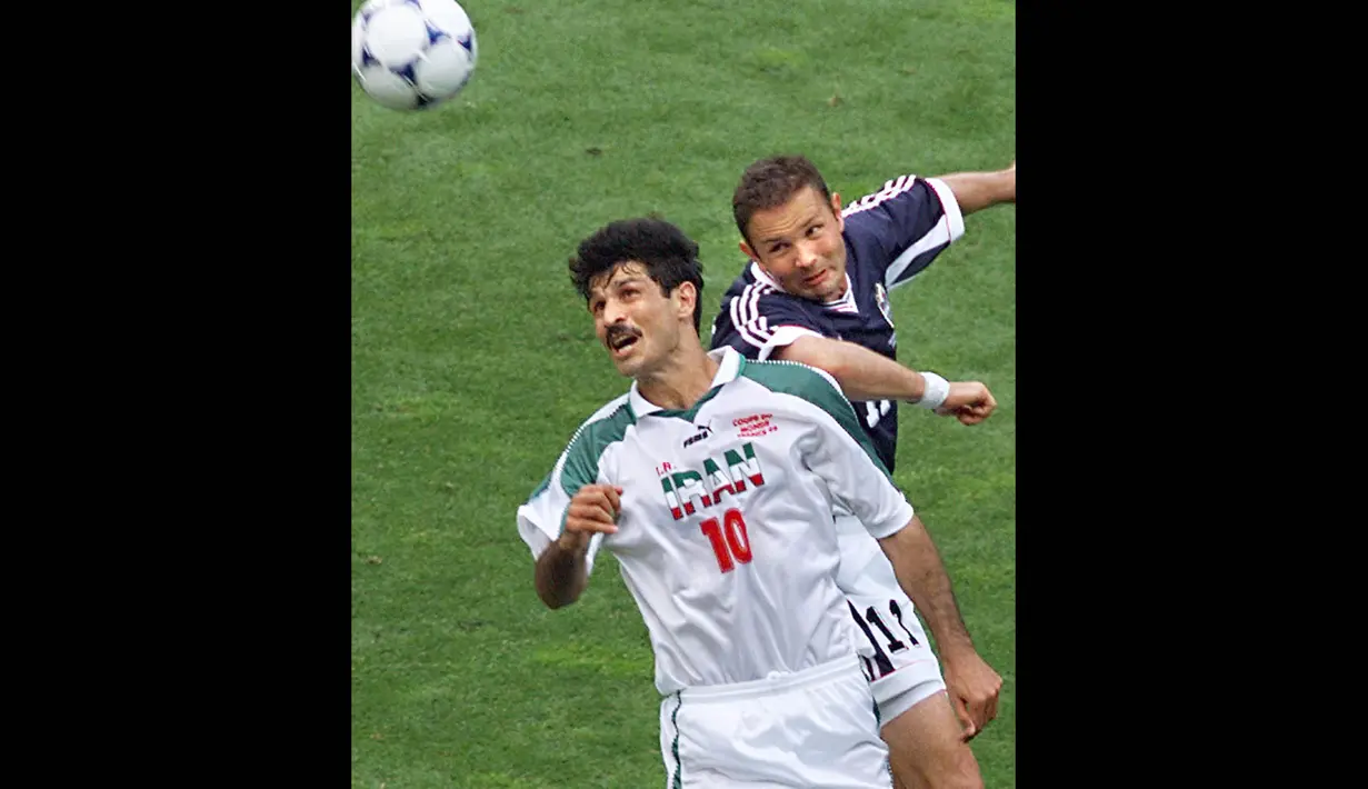 Satu grup bersama Jerman, Yugoslavia, dan Amerika Serikat, Ali Daei akhirnya membawa Iran lolos ke Piala Dunia 1998 setelah 20 tahun gagal mencicipi turnamen sepak bola terbesar di dunia. (Foto: AFP/Pascal George)