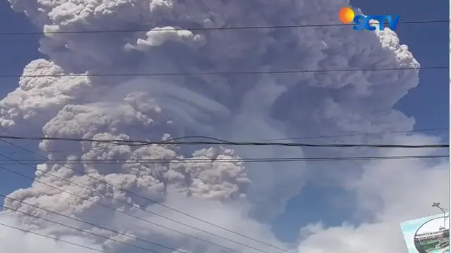 Letusan Gunung Agung terjadi, Senin pagi, pukul 08.54 WIB. langit lambat laun menjadi gelap. Diprediksi awan abu akan menghujani wilayah Kabanjahe dan Brastagi.