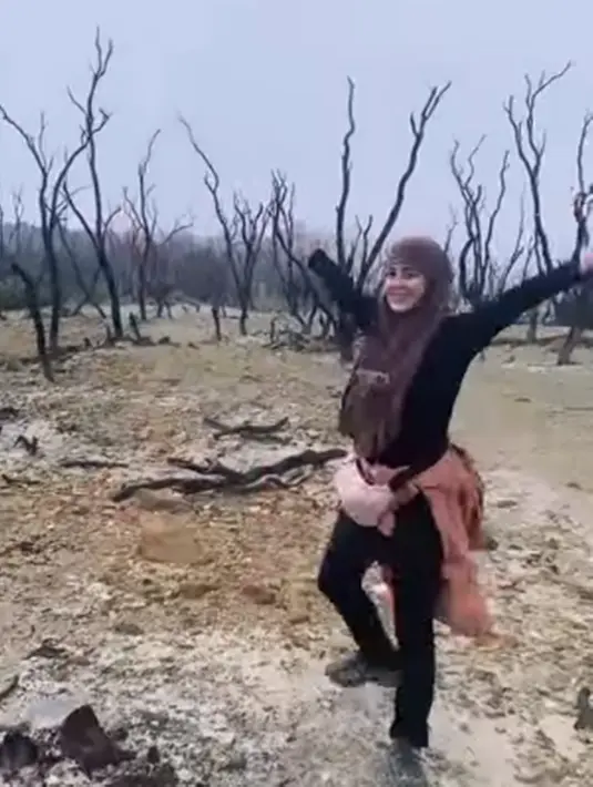 Risty Tagor sendiri kerap mengunggah video saat menikmati keindahan alam melalui akun Instagram. Dirinya juga terlihat begitu bahagia saat bisa bersantai dari kesibukkan di dunia bisnis. (Liputan6.com/IG/@ristytagor)