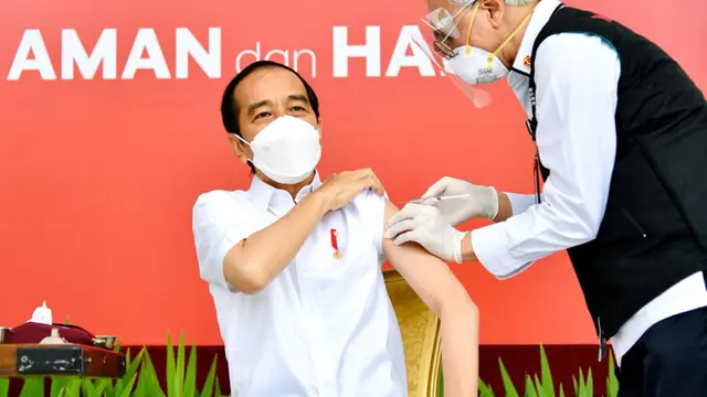 FOTO: Presiden Jokowi Disuntik Vaksin COVID-19 Pertama di Indonesia