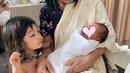 Punya teman main, Samantha terlihat gemas dengan Baby Avery. Foto tersebut menggambarkan ibunda Kevin jika harus momong dua cucunya di waktu yang bersamaan. Foto tersebut diunggah ayah Kevin di laman Instagram pribadinya. Netizen pun ramai bubuhkan ucapan selamat atas kelahiran anak pertama Kevin Sanjaya dan Valencia Tanoe, begitu juga dengan artis Caesar Hito. (Liputan6.com/IG/@sugiarto_sukamuljo)