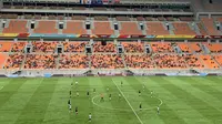 Suasana Jakarta International Stadium (JIS) saat laga Prancis vs Burkina Faso di babak penyisihan grup E Piala Dunia U-17 2023 pada Minggu (12/11/2023). Pelatih Burkina Faso Brahima Traore menilai tidak ada yang salah dengan kondisi lapangan di laga hari ini. (Liputan6.com/Melinda Indrasari)