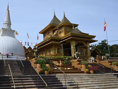 Pemandangan kuil Buddha Mahamevna yang sepi selama hari Waisak di bawah penerapan jam malam di Kaduwela, dekat ibu kota Sri Lanka, Kamis (7/5/2020). Kuil-kuil Buddha biasanya dipenuhi umat pada hari Waisak yang menandai kelahiran, pencerahan, dan wafatnya Sang Buddha. (Ishara S. KODIKARA/AFP)