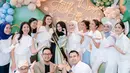 Dengan dekorasi bernuansa pastel yang lembut, ruangan tempat acara berlangsung dipenuhi balon, bunga, dan aksen lucu bertema bayi. Warna-warna pastel ini menciptakan suasana ceria sekaligus menenangkan, mencerminkan harapan terbaik untuk sang calon ibu.  [@nissyaa/@azizahsalsha_/@aaliyah.massaid].